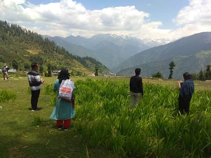 tourists visiting tirthan valley of kullu