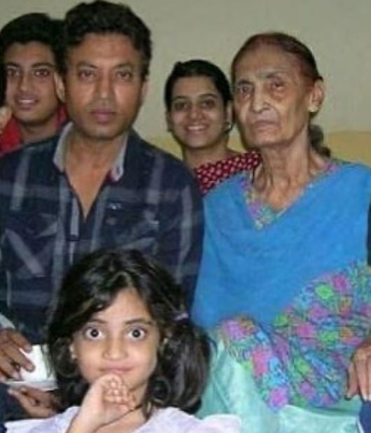 Irrfan khan attends Mother's last rite via video conferencing