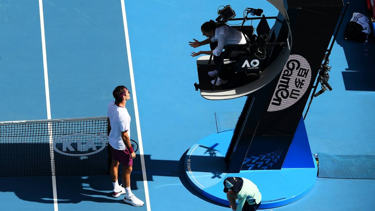 Federer argues with chair umpire