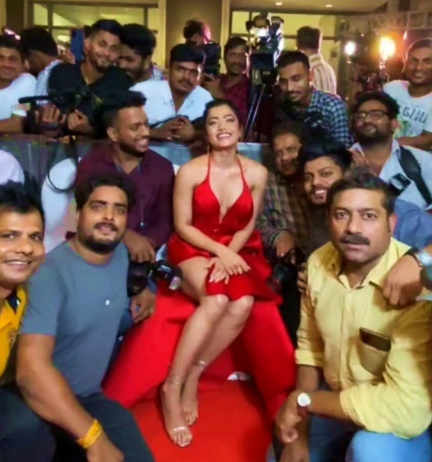 Rashmika Mandanna gets clicked with paps, delights fans with Saami Saami hookstep, video viral