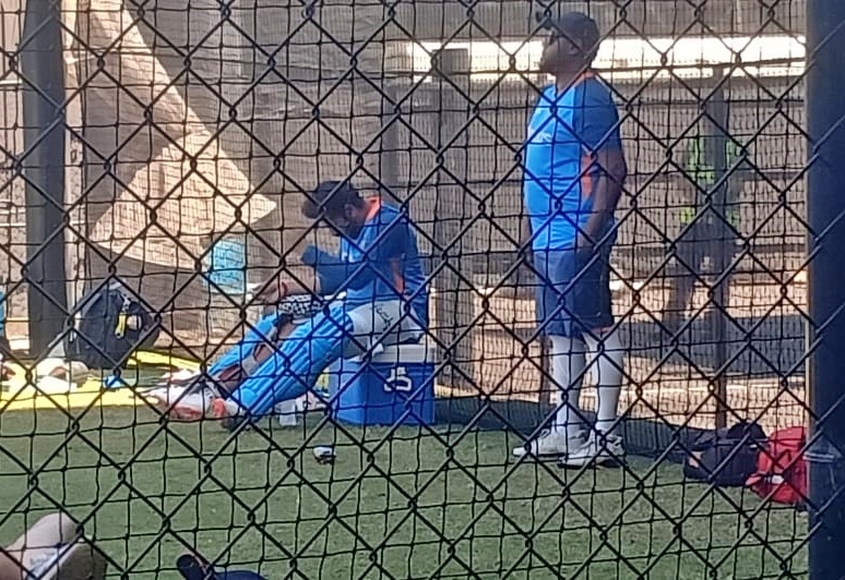 T20 World Cup semi final  india vs england semi final  Rohit Sharma Sustains Forearm Injury  India Captain Rohit Sharma  ಟಿ20 ವಿಶ್ವಕಪ್‌ ಸೆಮಿಫೈನಲ್‌  ಭಾರತ ಮತ್ತು ಇಂಗ್ಲೆಂಡ್‌ ನಡುವೆ ಸೆಮಿಫೈನಲ್ ಪಂದ್ಯ  ಟಿ20 ವಿಶ್ವಕಪ್ ಕ್ರಿಕೆಟ್‌ ಟೂರ್ನಿಯ ಸೆಮಿಫೈನಲ್  ಟೀಂ ಇಂಡಿಯಾ ನಾಯಕ ರೋಹಿತ್ ಶರ್ಮಾ ಗಾಯ  ನೆಟ್‌ ಪ್ರಾಕ್ಟಿಸ್‌ನಲ್ಲಿ ನಿರತರಾಗಿದ್ದ ಟೀಂ ಇಂಡಿಯಾ  ರೋಹಿತ್ ಶರ್ಮಾ ಅವರ ಮುಂದೋಳಿಗೆ ಗಾಯ  ಭಾರತ ಮತ್ತು ಇಂಗ್ಲೆಂಡ್‌ ನಡುವೆ ಸೆಮಿಫೈನಲ್ ಪಂದ್ಯ  ನೆಟ್ಸ್‌ನಿಂದ ನಿರ್ಗಮಿಸಿದ ರೋಹಿತ್