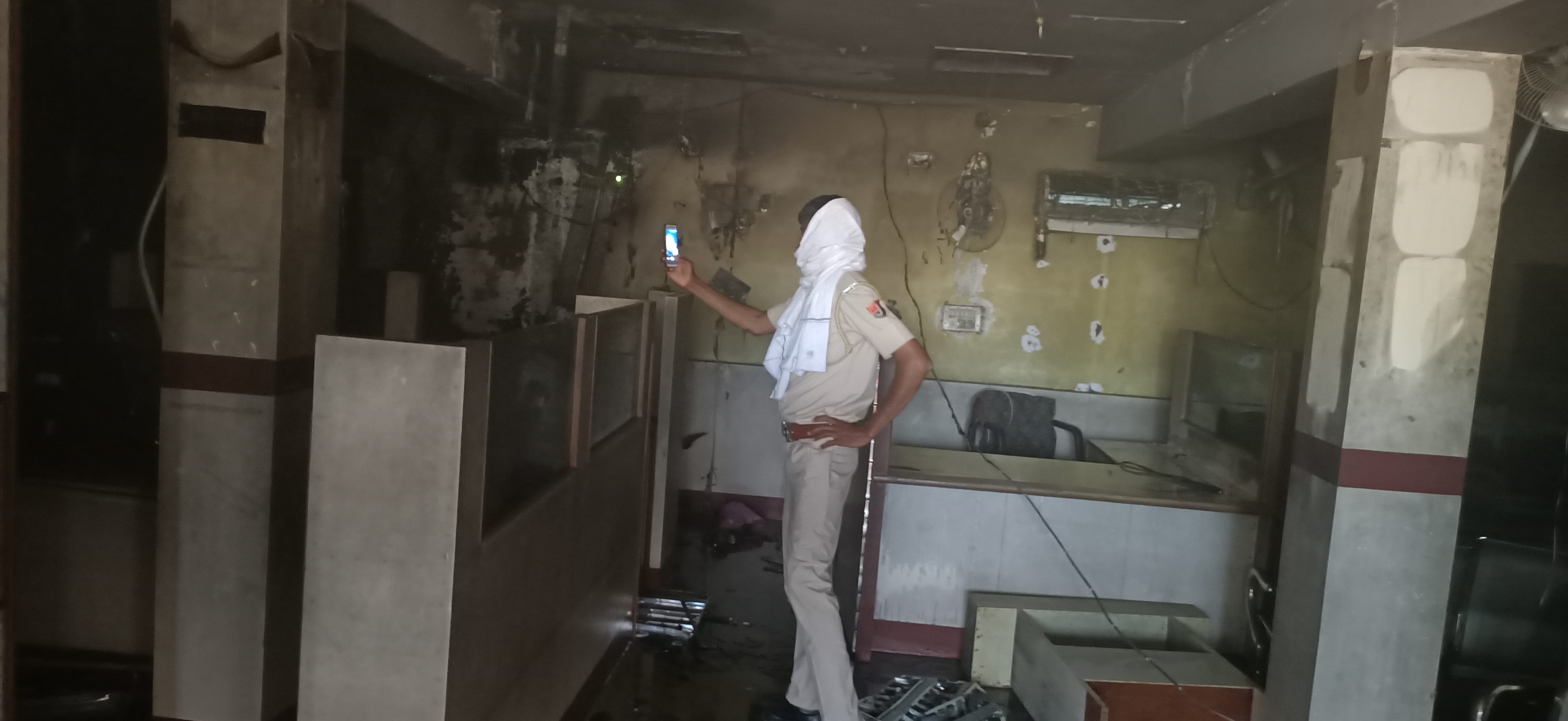 Fire in PNB bank branch, पीएनबी बैंक शाखा में लगी आग