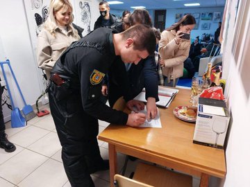 Couple gets married in Ukraine's bomb shelter