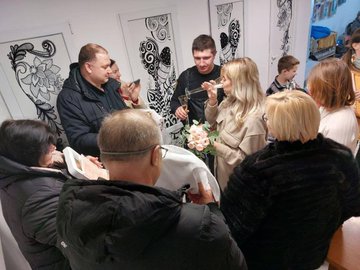 Couple gets married in Ukraine's bomb shelter