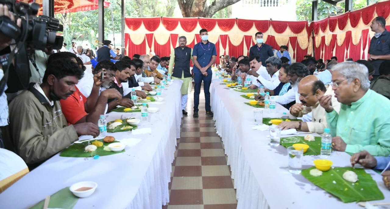 Bommai with Crematorium Workers