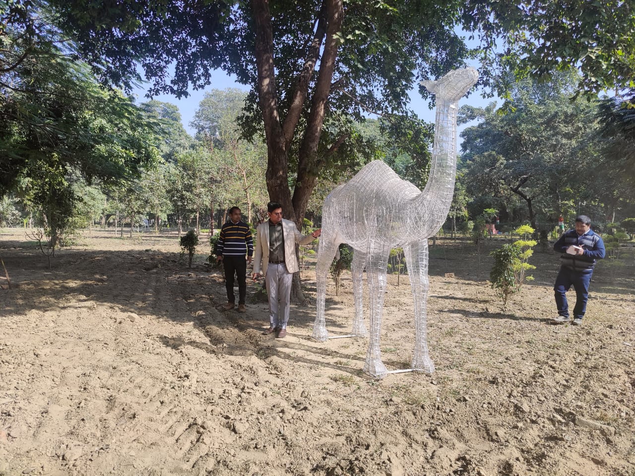 नगर आयुक्त शिव शरणप्पा जी एन फूलबाग में तारों से तैयार वन्यजीवों की आकृति देखते हुए.