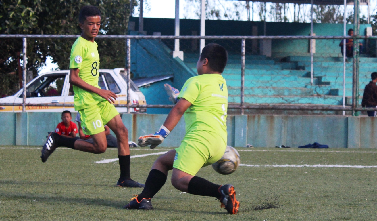 A duel between ball player and goalkeeper.