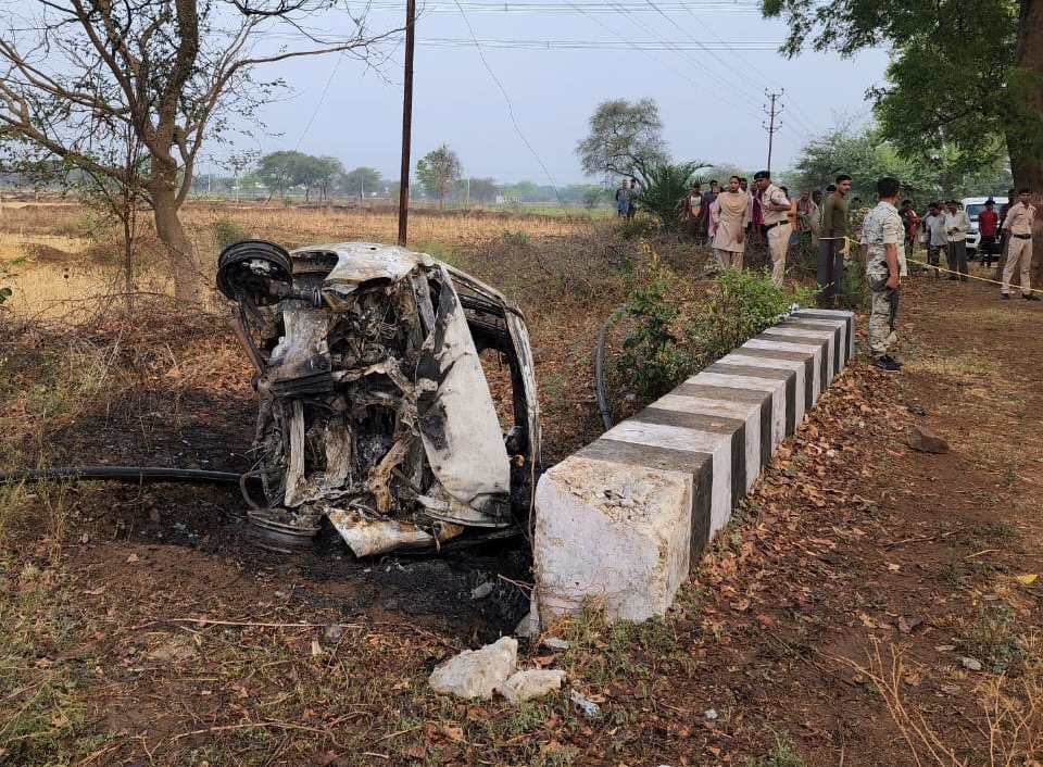 Family members burnt alive in car accident at Chhattisgarh, Family members burnt alive in car accident at Rajnandgaon, Chhattisgarh accident news, Family members died in car accident at Chhattisgarh, ಛತ್ತೀಸ್‌ಗಢದಲ್ಲಿ ಕಾರು ಅಪಘಾತದಲ್ಲಿ ಕುಟುಂಬ ಸದಸ್ಯರು ಸಜೀವ ದಹನ, ರಾಜ್‌ನಂದಗಾಂವ್‌ ಕಾರು ಅಪಘಾತದಲ್ಲಿ ಕುಟುಂಬ ಸದಸ್ಯರು ಸಜೀವ ದಹನ, ಛತ್ತೀಸ್‌ಗಢ ಅಪಘಾತ ಸುದ್ದಿ, ಛತ್ತೀಸ್‌ಗಢದಲ್ಲಿ ಕಾರು ಅಪಘಾತದಲ್ಲಿ ಕುಟುಂಬದ ಸದಸ್ಯರು ಸಾವು,