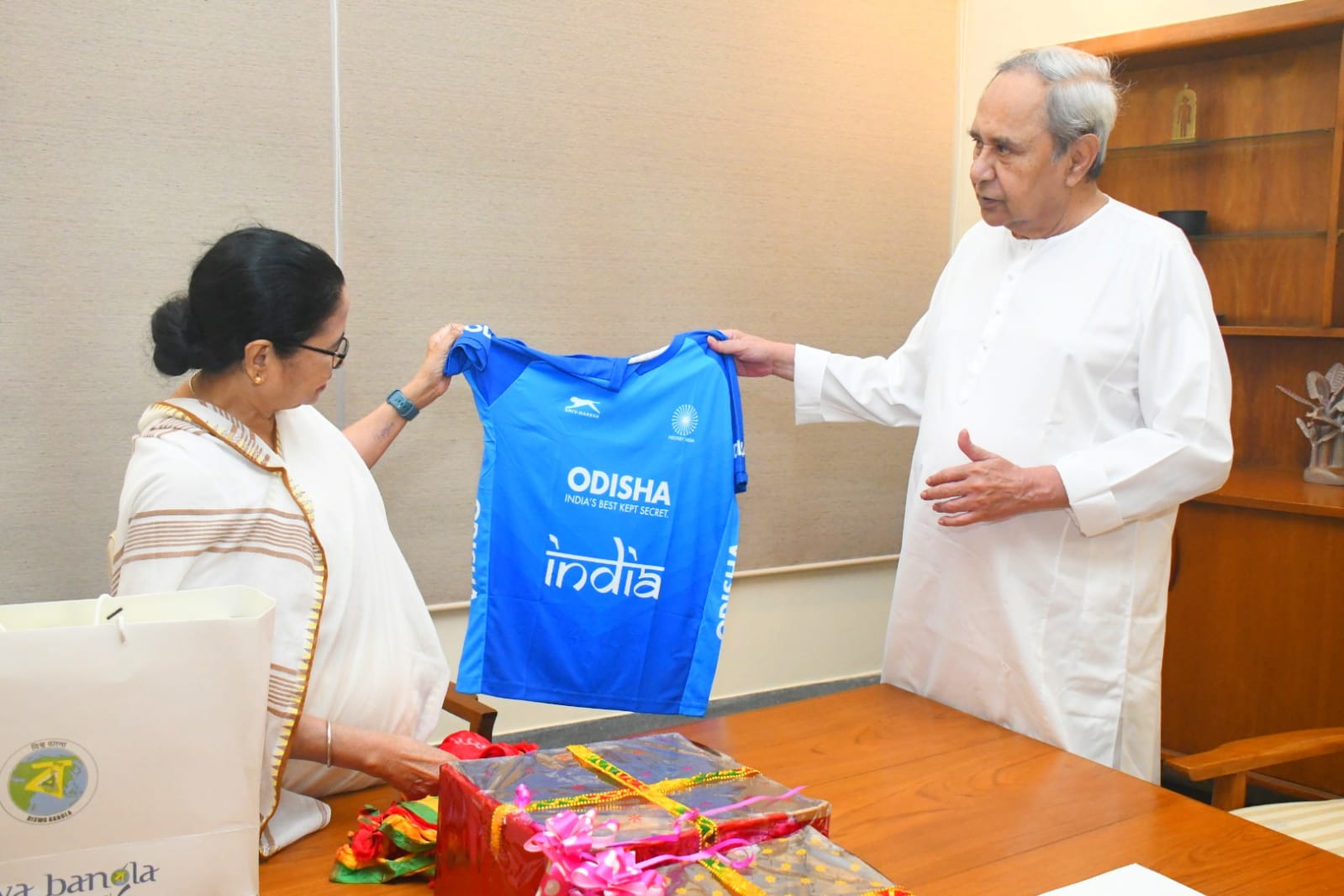 Mamata Banerjee meets Naveen Patnaik at his Bhubaneswar House