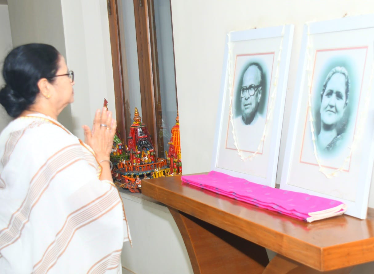 Mamata Banerjee meets Naveen Patnaik at his Bhubaneswar House