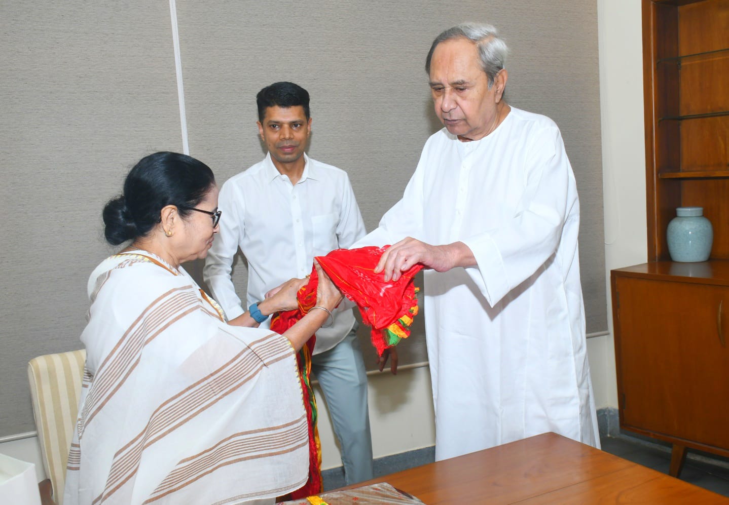 Mamata Banerjee meets Naveen Patnaik at his Bhubaneswar House