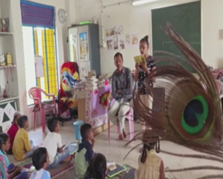 भगवद गीता पढ़ा रहे मुस्लिम शिक्षक