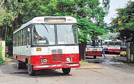 Hyderabad to Karnataka bus services, Hyderabad to Karnataka bus services resume, Hyderabad to Karnataka bus services news, Hyderabad to Karnataka bus services latest news, Hyderabad to Karnataka bus services 2020 news, ಹೈದರಾಬಾದ್​ ಟು ಕರ್ನಾಟಕಕ್ಕೆ ಬಸ್​ ಪ್ರಾರಂಭ, ಹೈದರಾಬಾದ್​ ಟು ಕರ್ನಾಟಕಕ್ಕೆ ಬಸ್​ ಸಂಚಾರ ಪ್ರಾರಂಭ, ಹೈದರಾಬಾದ್​ ಟು ಕರ್ನಾಟಕಕ್ಕೆ ಬಸ್​ ಪ್ರಾರಂಭ ಸುದ್ದಿ, ಹೈದರಾಬಾದ್​ ಟು ಕರ್ನಾಟಕಕ್ಕೆ ಬಸ್​ ಪ್ರಾರಂಭ 2020 ಸುದ್ದಿ,