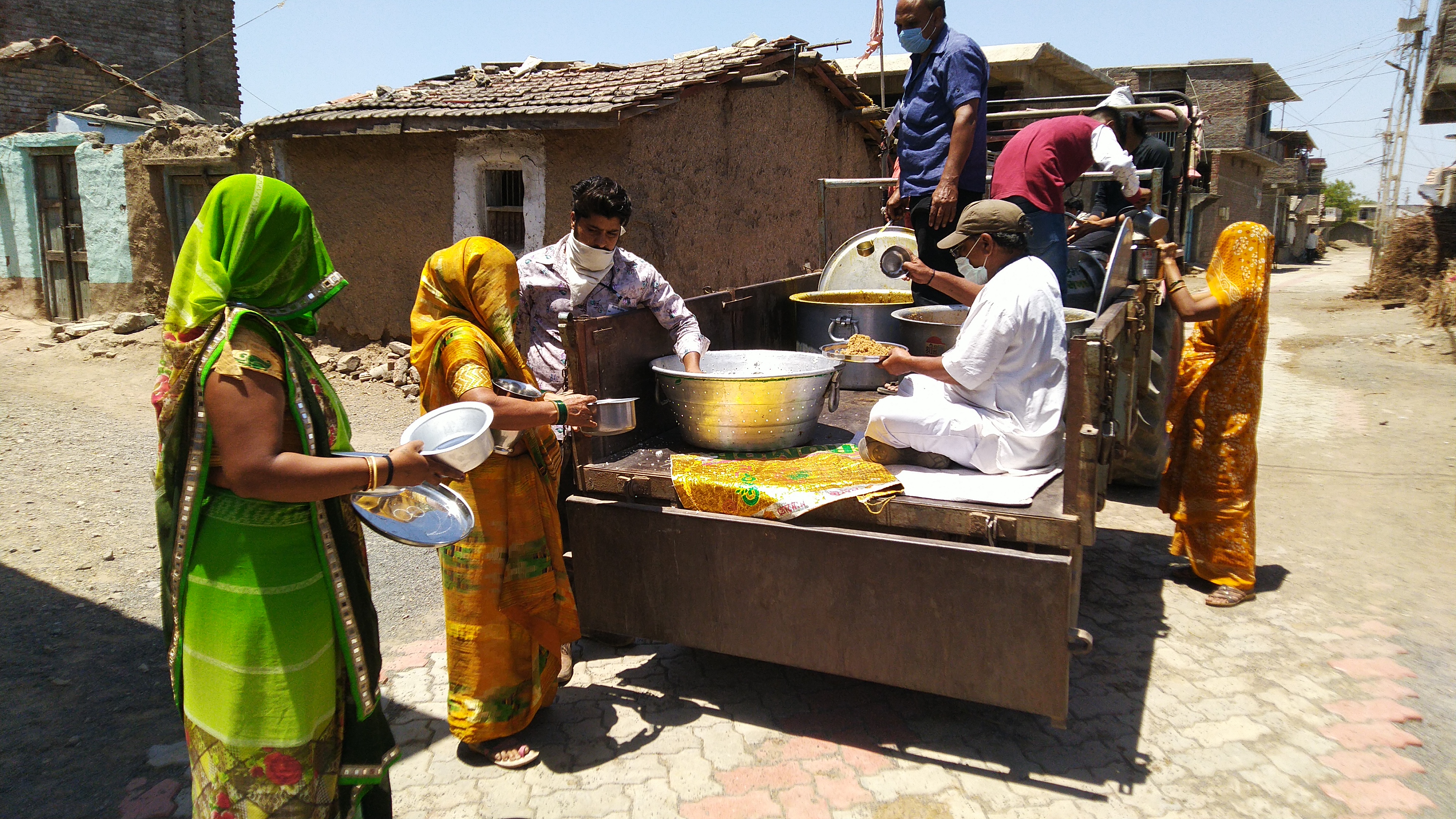 group of youngster to help people in botad