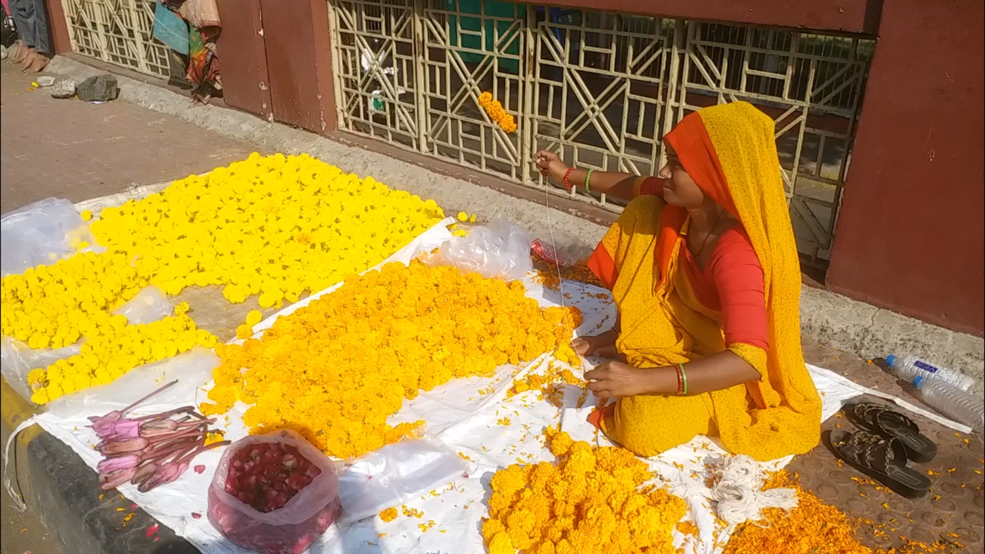 જમાલપુરમાં હજારો કિલો ફૂલ વેચાયા