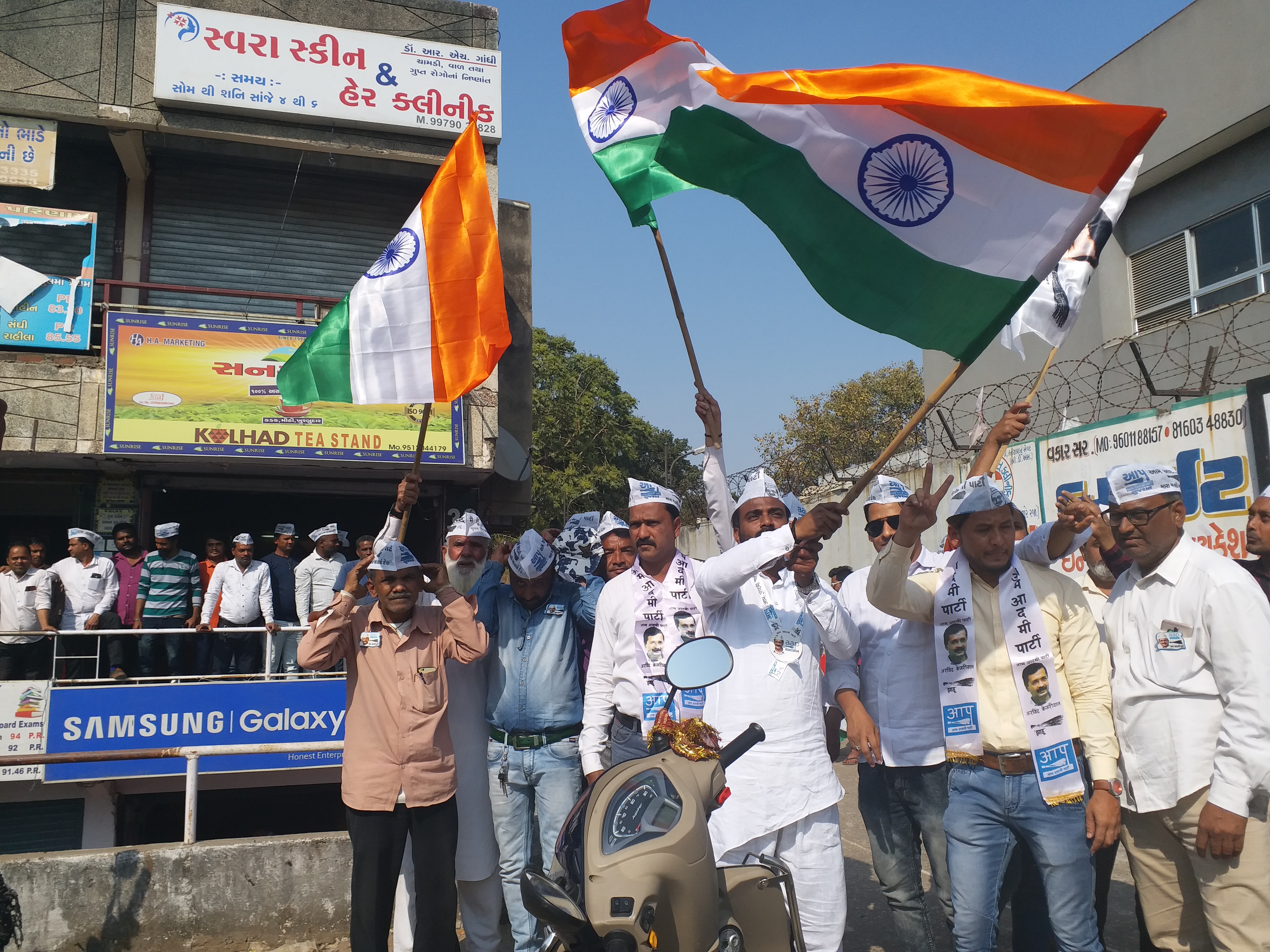 aam-aadmi-party-workers-celebration-in-ahmedabad