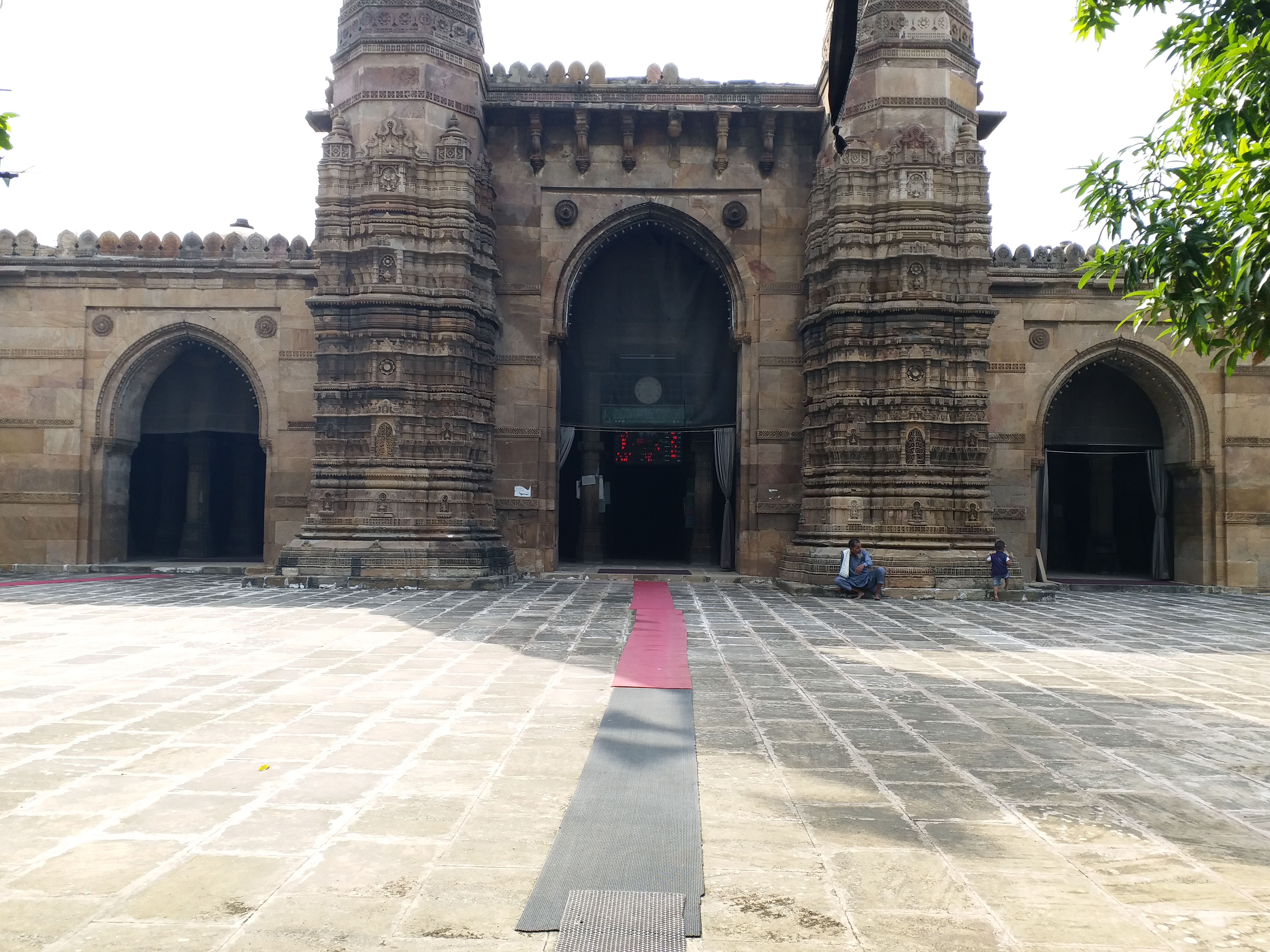 shaking minarets in ahmedabad