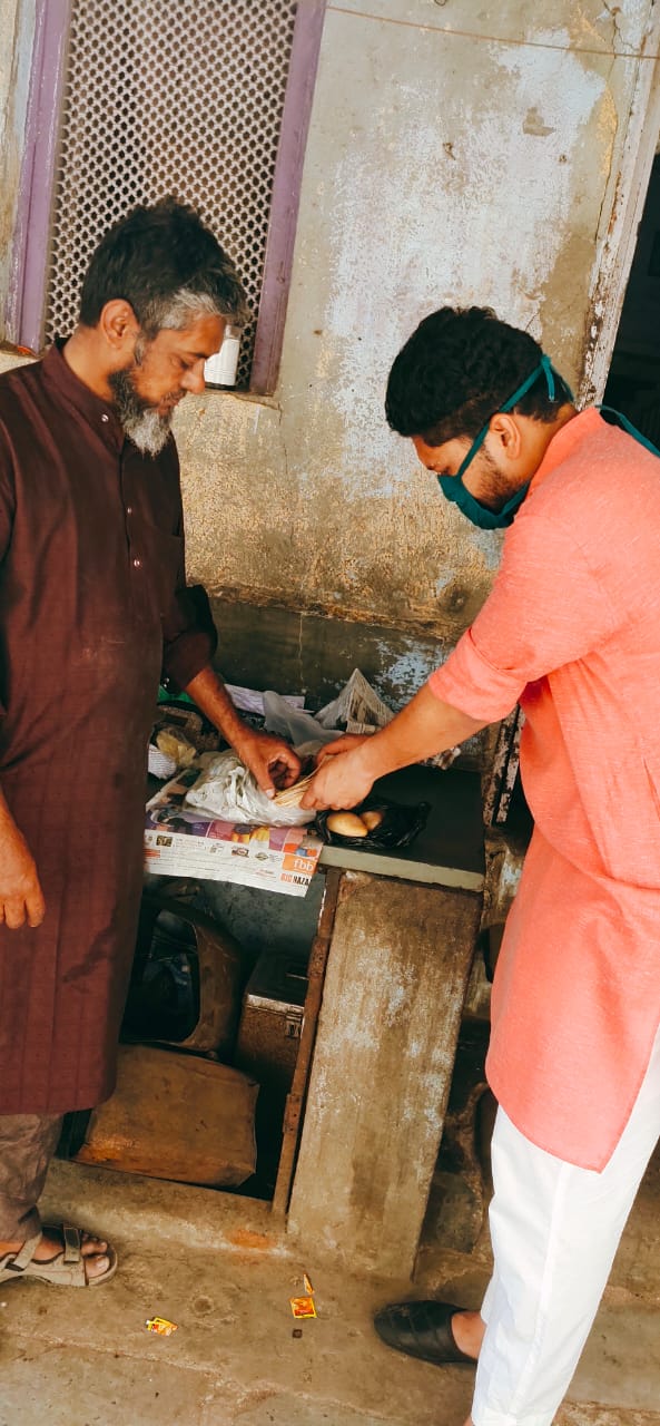 Corona virus, lock down and humanity: Youth provides food in such a amazing way