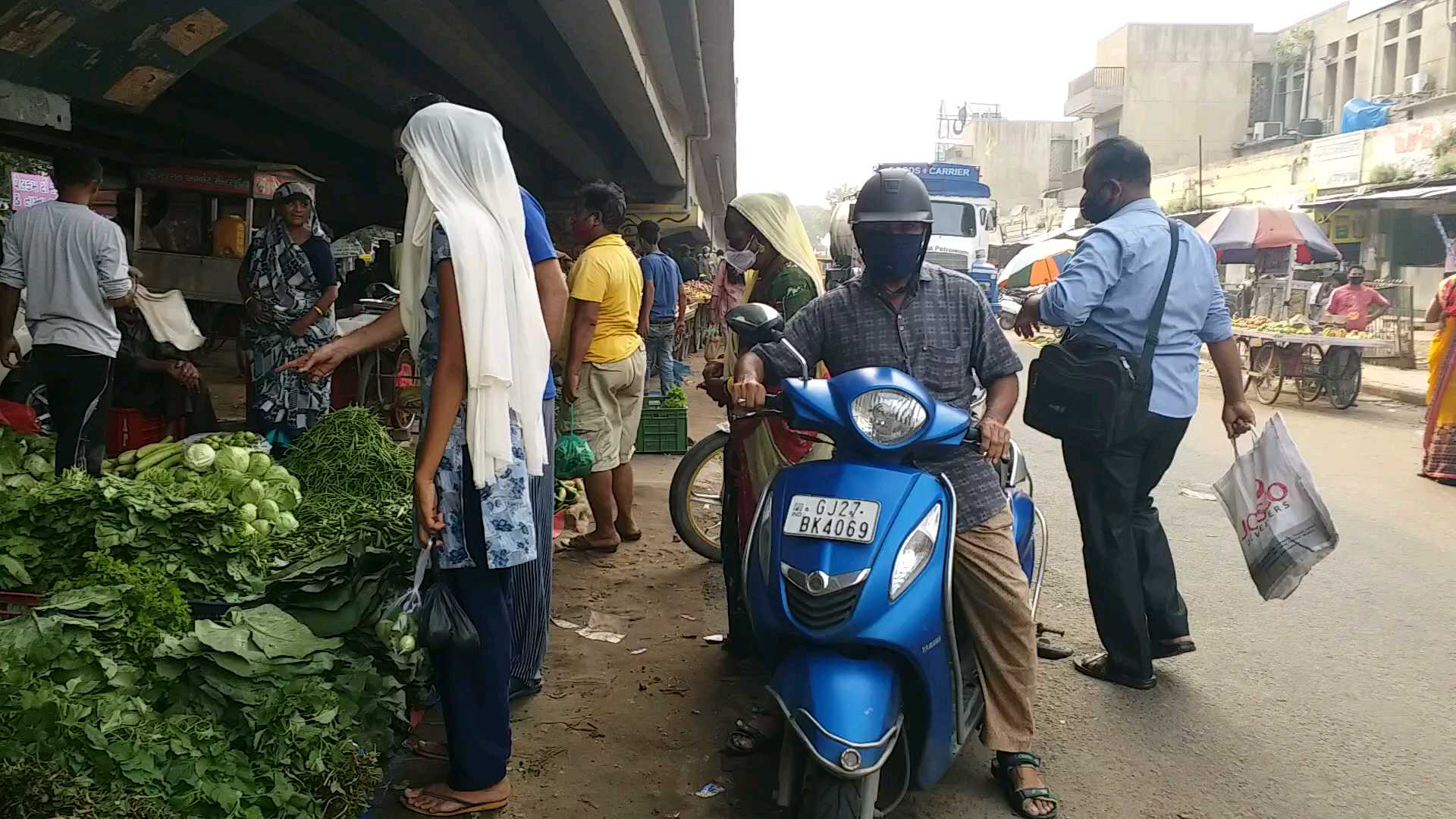 vegetable sellers upset over construction of parking area in jamalpur vegetable market