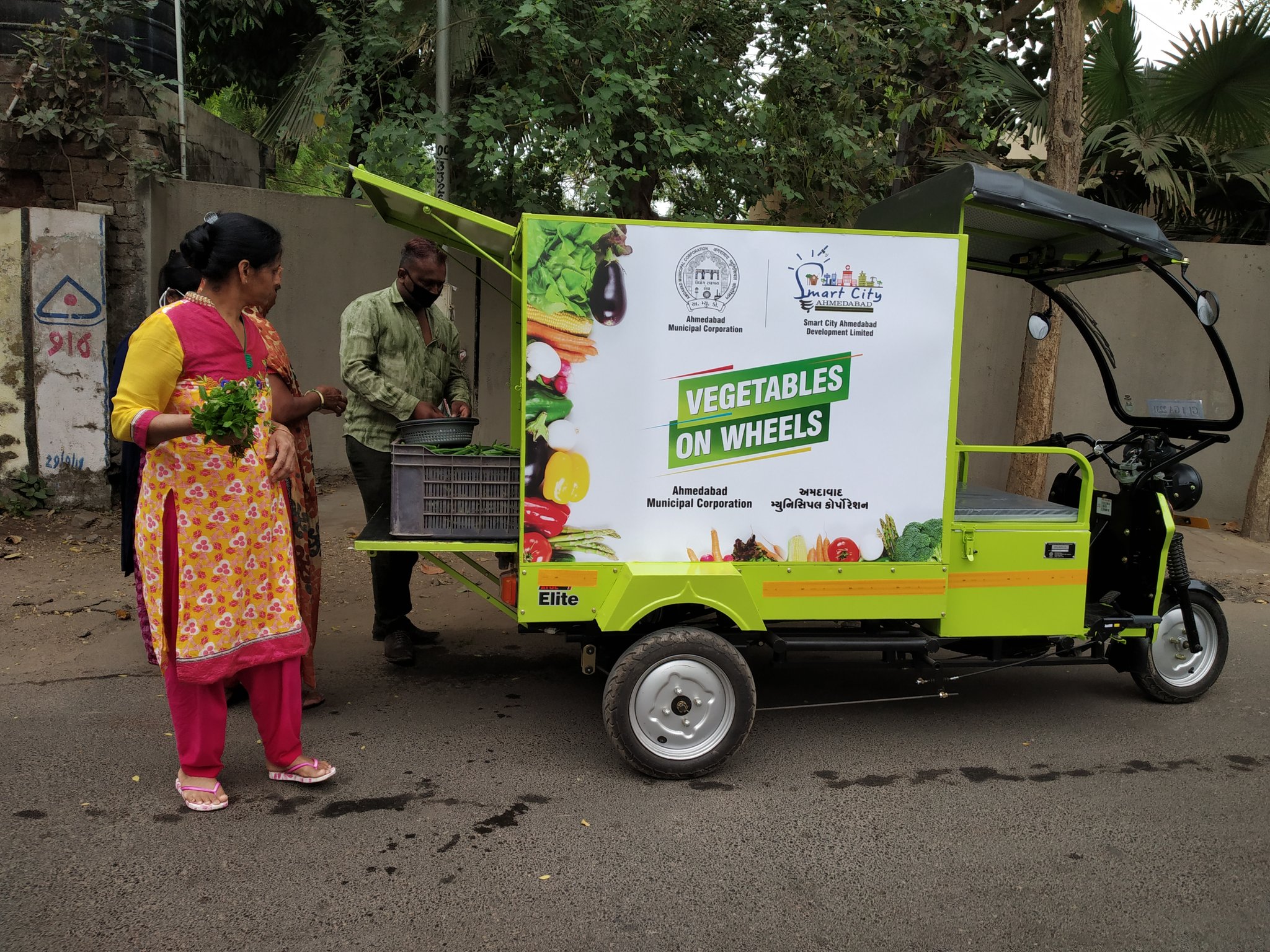 ಮನೆ ಮನೆಗೆ ತೆರಳಿ ತರಕಾರಿ ವಿತರಣೆ