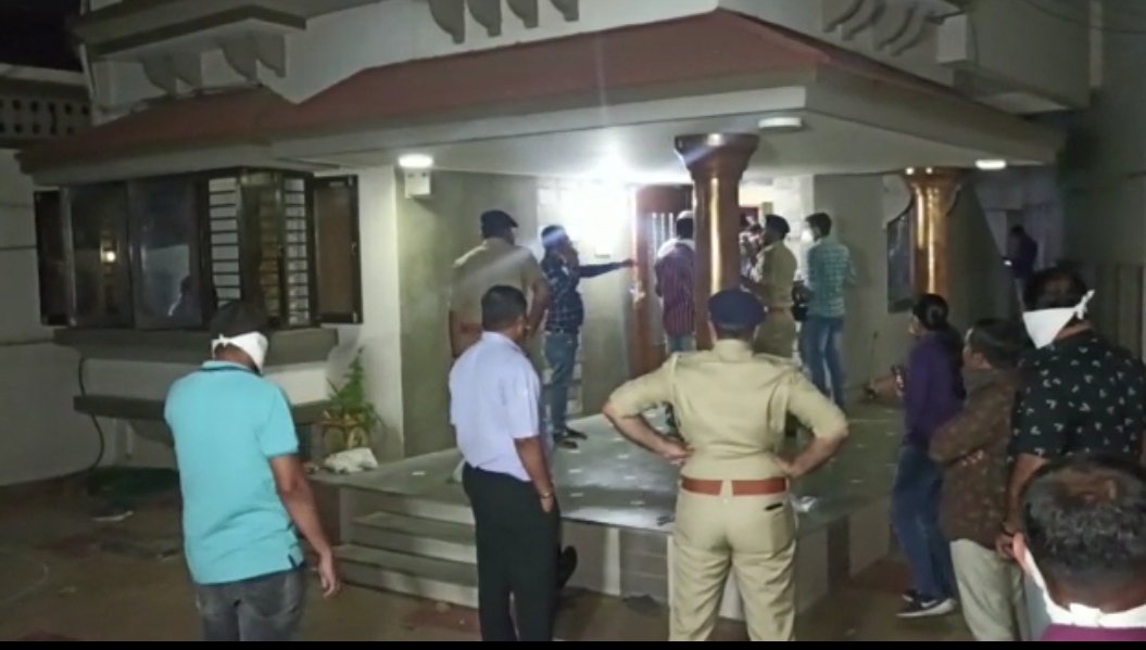 4 people of same family murdered in Viratnagar in Ahmedabad  Ahmedabad crime branch engaged in investigation  family murdered in Gujarat  Gujarat crime news  ಅಹಮದಾಬಾದ್​ನಲ್ಲಿ ನಾಲ್ವರನ್ನು ಕೊಂದು ಆರೋಪಿ ಪರಾರಿ  ಗುಜರಾತ್​ನಲ್ಲಿ ಒಂದೇ ಕುಟುಂಬದ ನಾಲ್ವರು ಕೊಲೆ  ಕೊಲೆ ತನಿಖೆ ಕೈಗೊಂಡ ಅಹಮದಾಬಾದ್​ ಕ್ರೈಂ ಬ್ರಾಂಚ್​ ಪೊಲೀಸರು  ಗುಜರಾತ್​ ಅಪರಾಧ ಸುದ್ದಿ