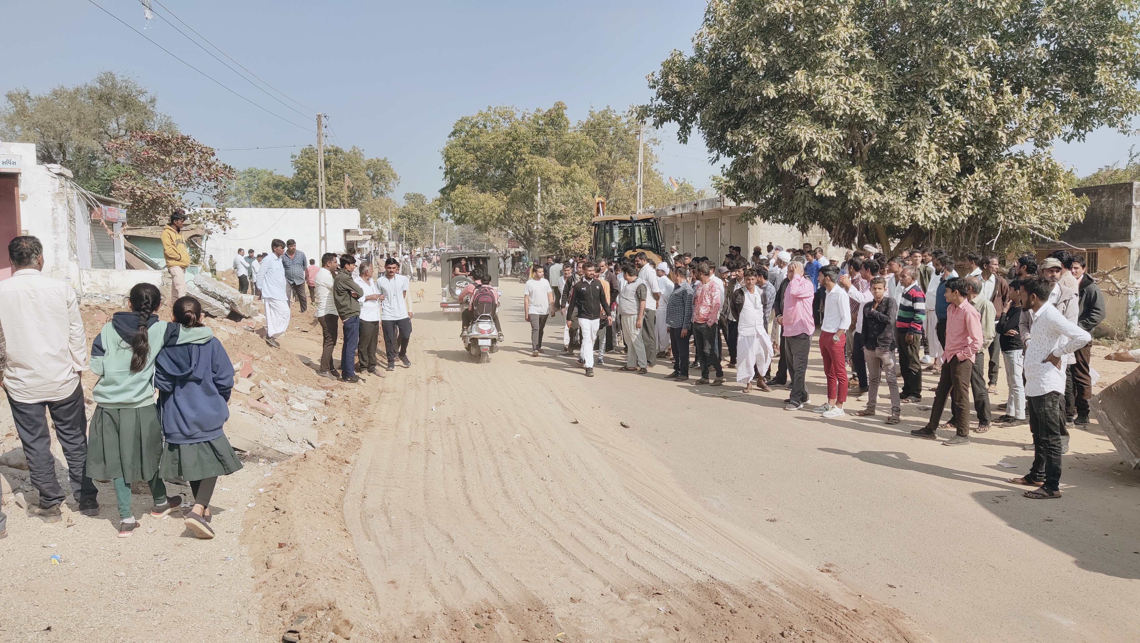 ડીસા તાલુકાના રામપુરા ગામે ગેરકાયદેસર દબાણ પર બુલ્ડોઝર ફર્યુ