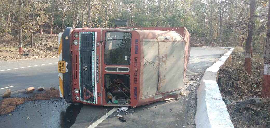 Three accidents on the road connecting Saputara to Wagah, 5 people with minor injuries