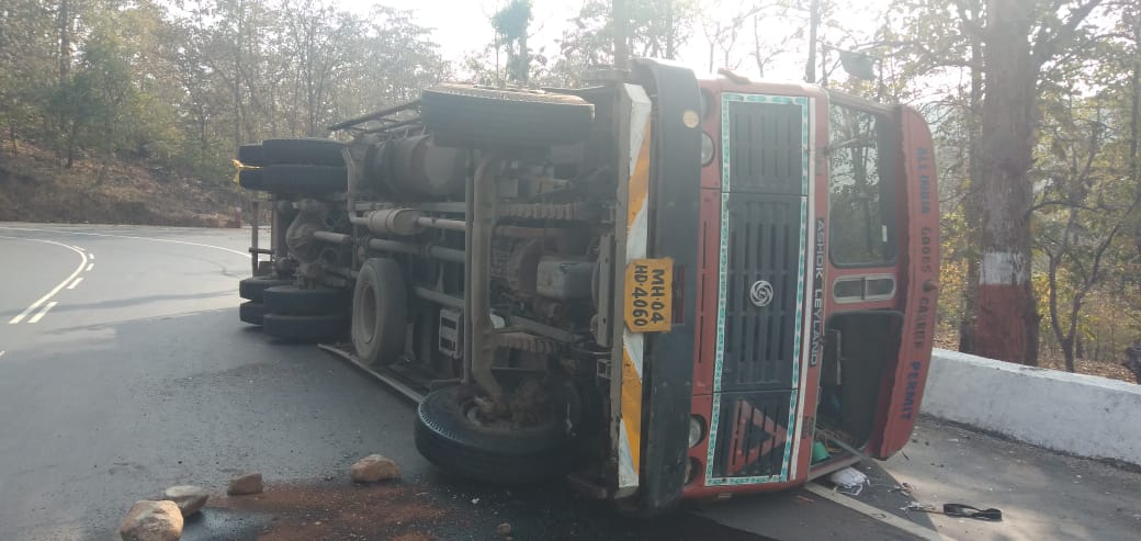 Three accidents on the road connecting Saputara to Wagah, 5 people with minor injuries