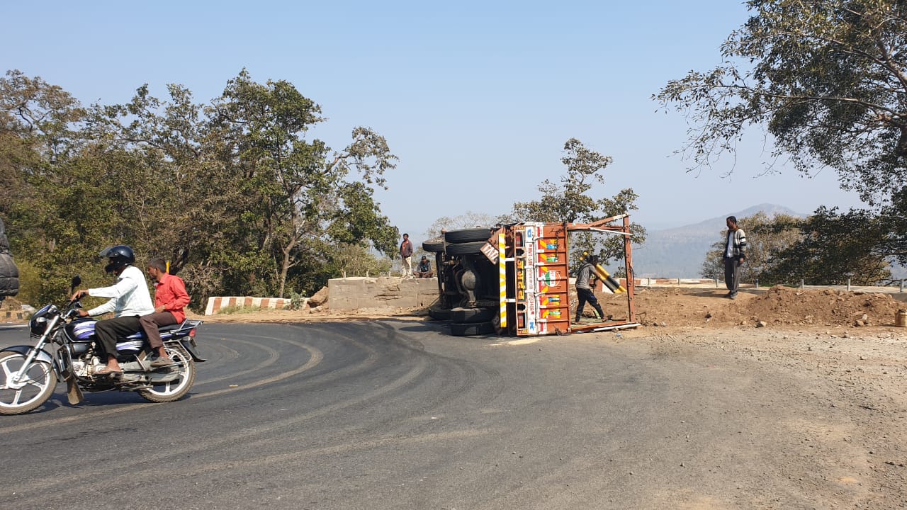 Three accidents on the road connecting Saputara to Wagah, 5 people with minor injuries