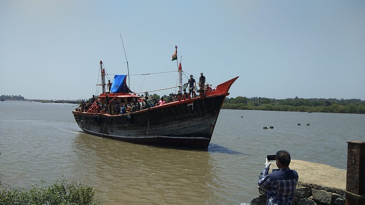 Etv Bharat, Gujarati News, Nargol Bandar