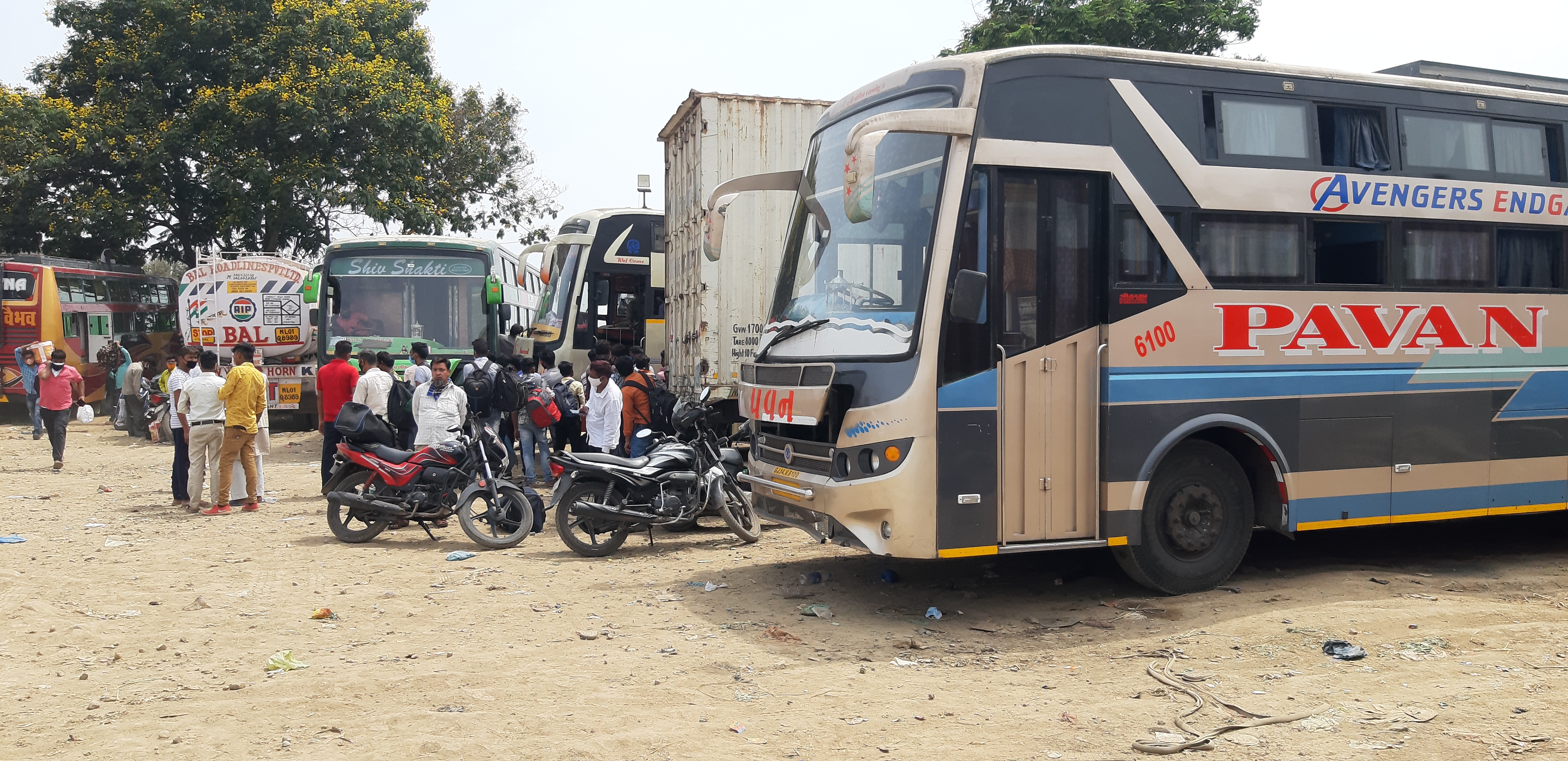 પરપ્રાંતીય કામદારો વતન પરત ફરવા મજબૂર થયા