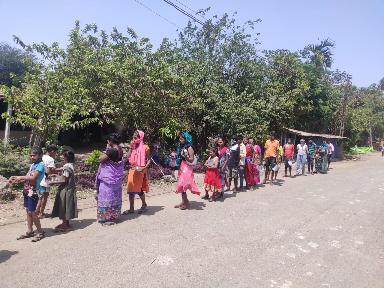 food distribution during lock down in vapi