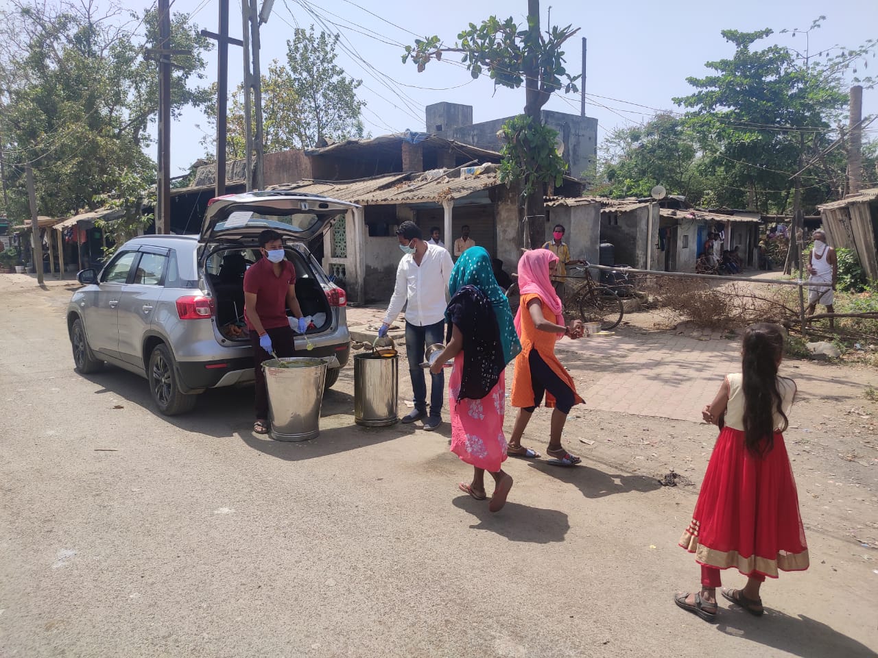 food distribution during lock down in vapi