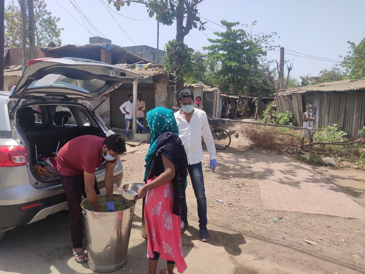 food distribution during lock down in vapi