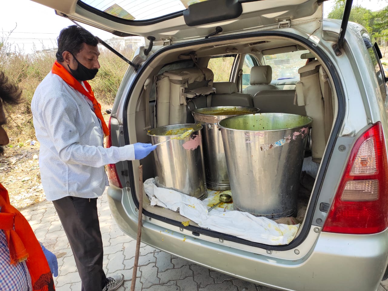 food distribution during lock down in vapi