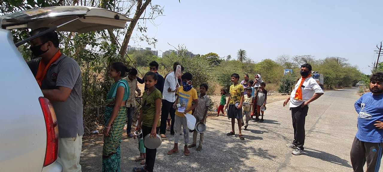 food distribution during lock down in vapi