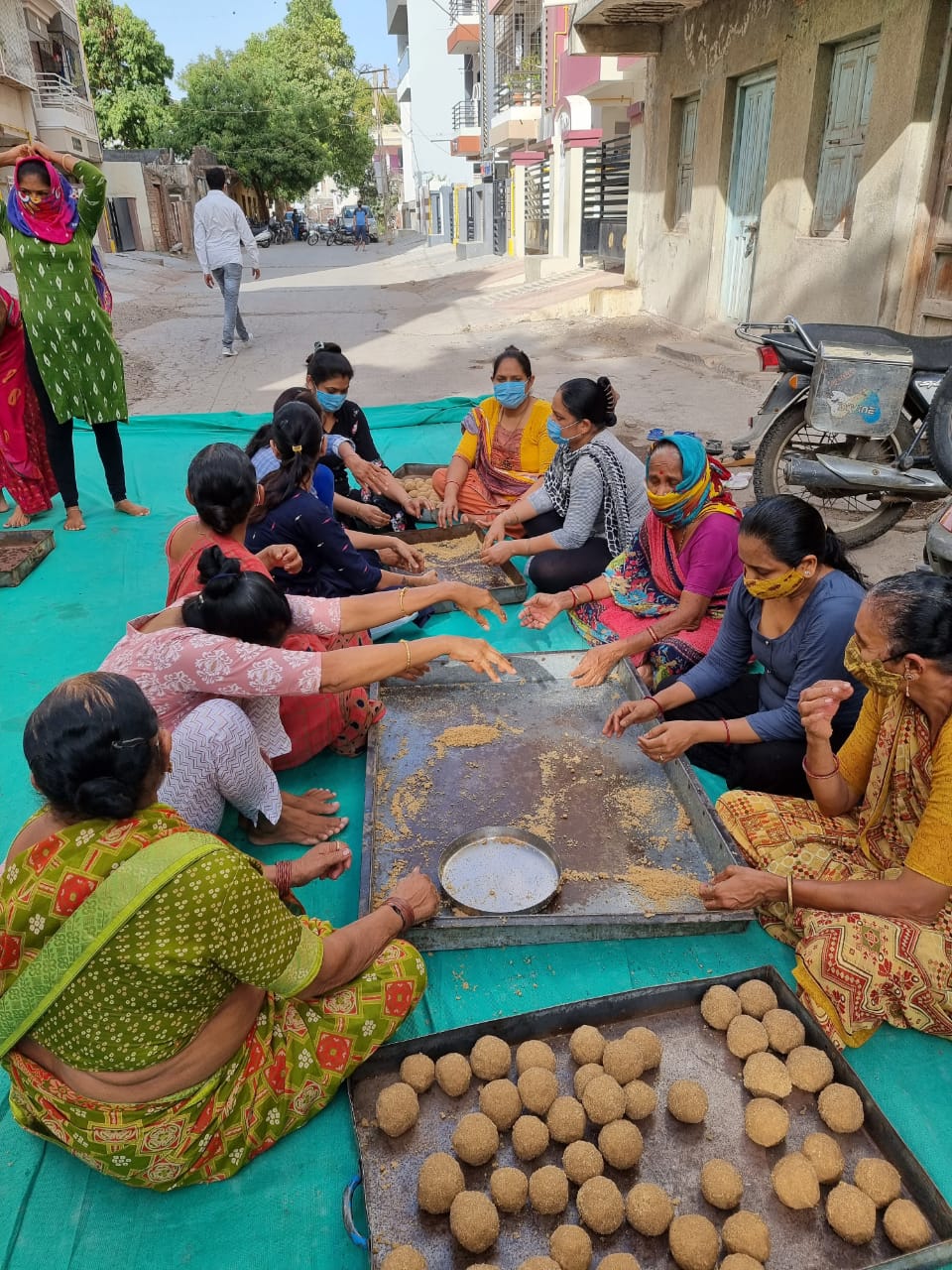 શ્વાનો અને ગાયો માટે બનાવાયા 900 કિલો લાડુ