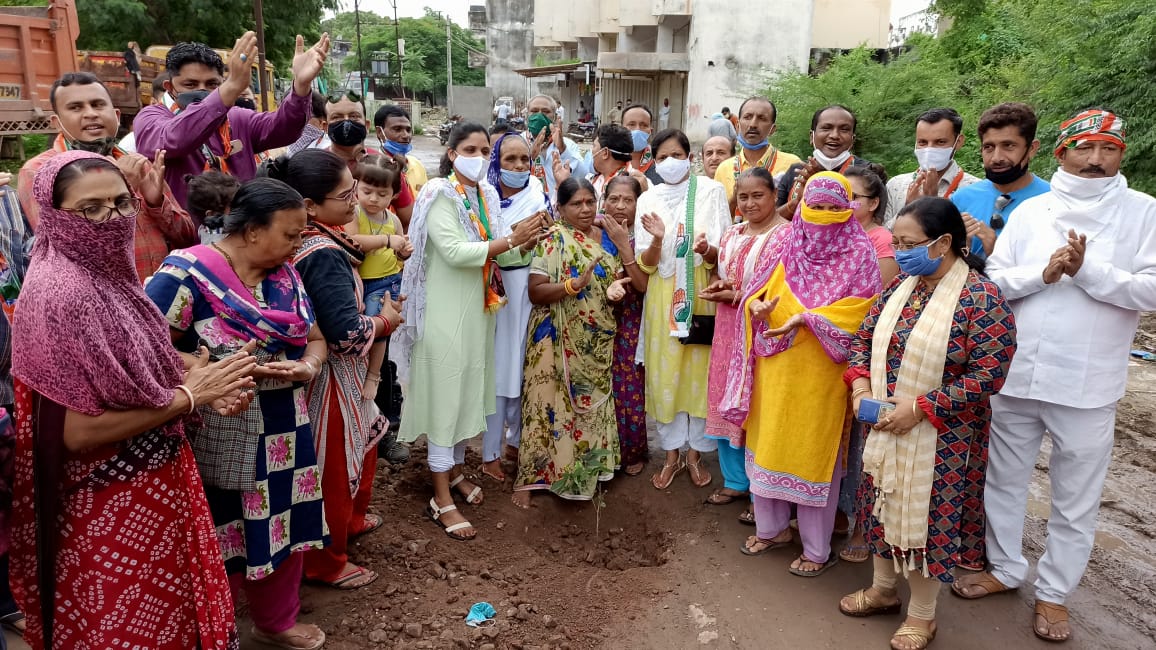 Congress planted trees in a pit in Jamnagar