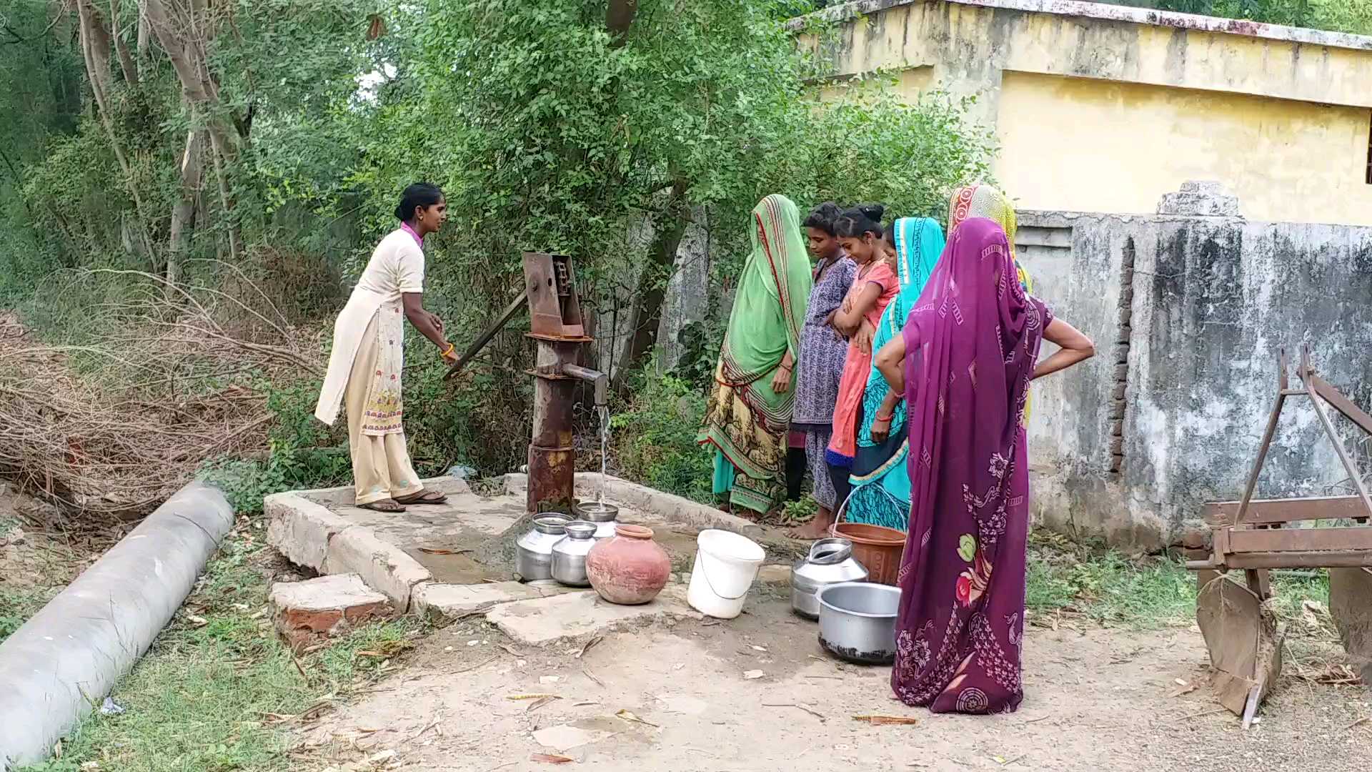 પાણી ભરતી મહિલાઓ