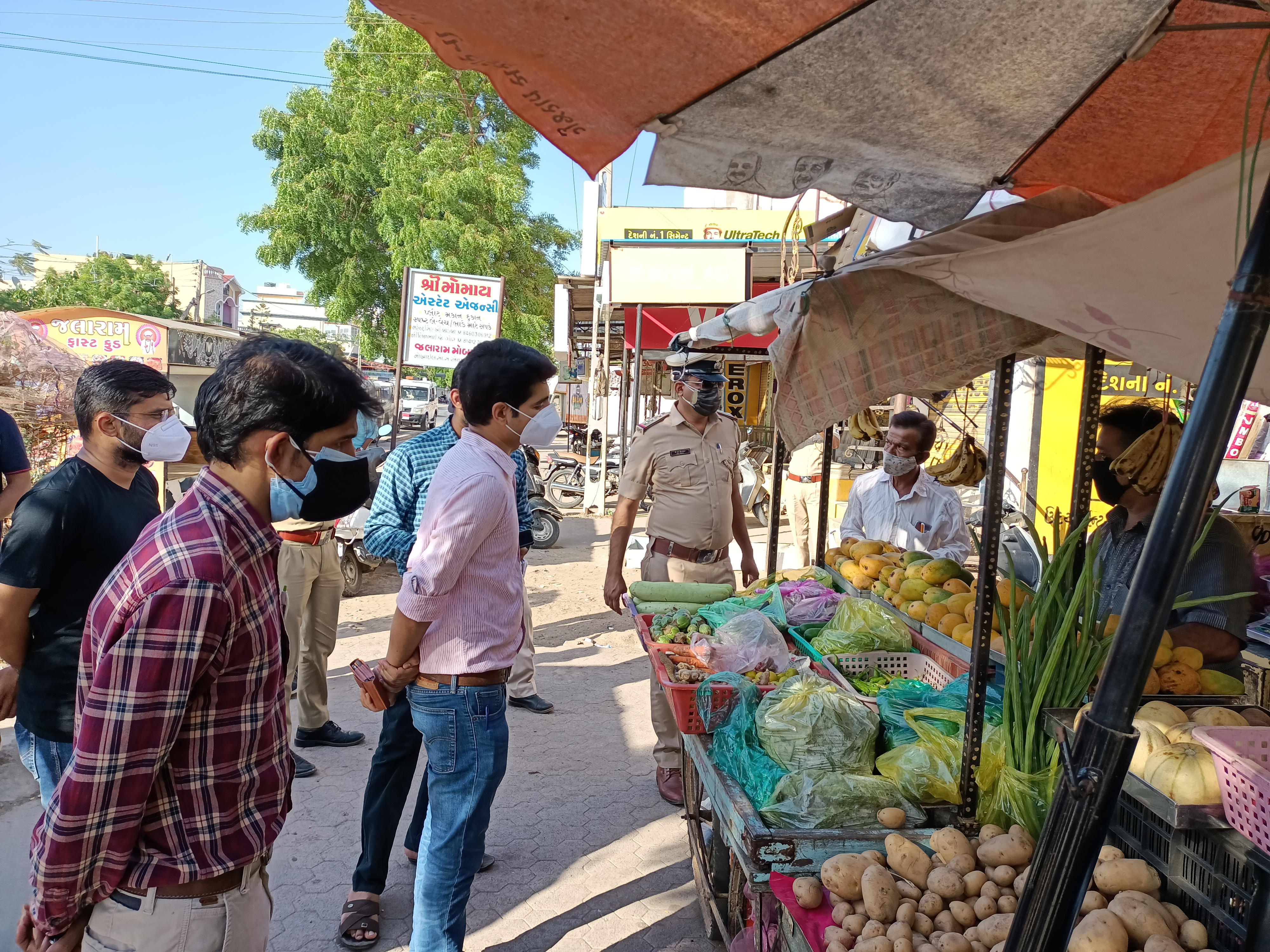 પોલીસ અને વહીવટીતંત્ર દ્વારા ફૂટ પેટ્રોલિંગ કરાયું