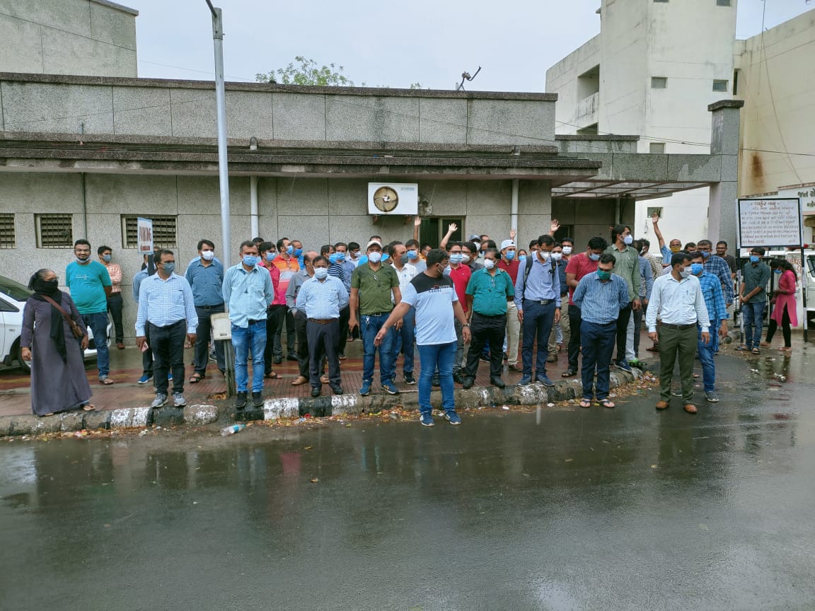 મહેસાણામાં ઇનસર્વિસ તબીબો પડતર માગોને લઇ હડતાળ પર ઉતર્યા