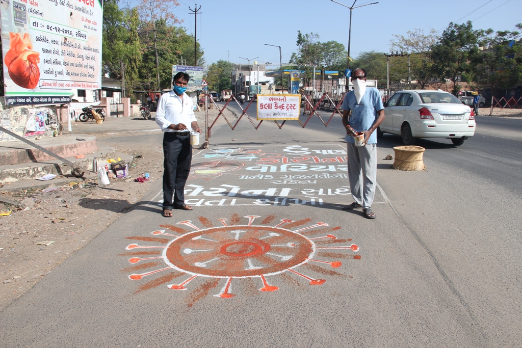 લુણાવાડામાં કોરોના સામે જાગૃતિ ફેલાવવા માટે રોડ ઉપર 32 ફૂટ લાંબું પેઈન્ટિંગ બનાવ્યું