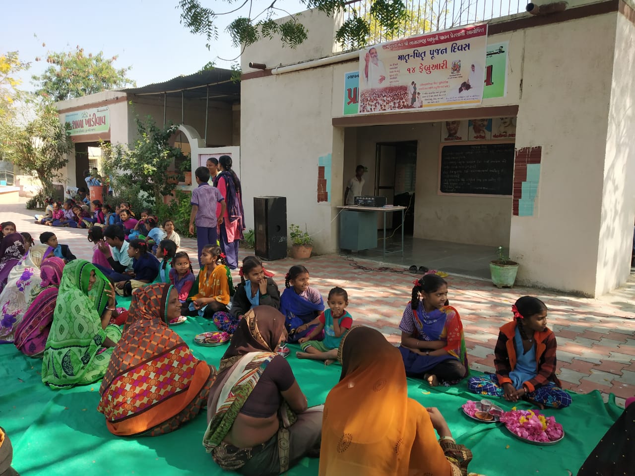 Valentine's Day was celebrated as maternal worship at Khandivav Primary School in balasinor