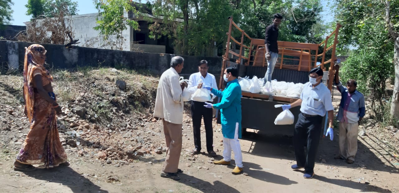 Mahisagar district BJP President become Corona commando, Distribution of 150 ration kits