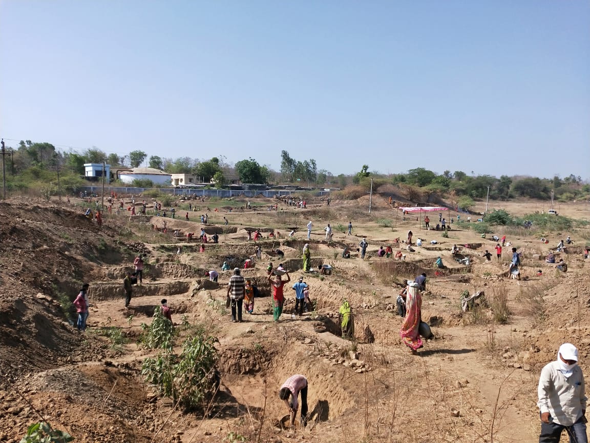 workers get employment under MGNREGA in Santrampur