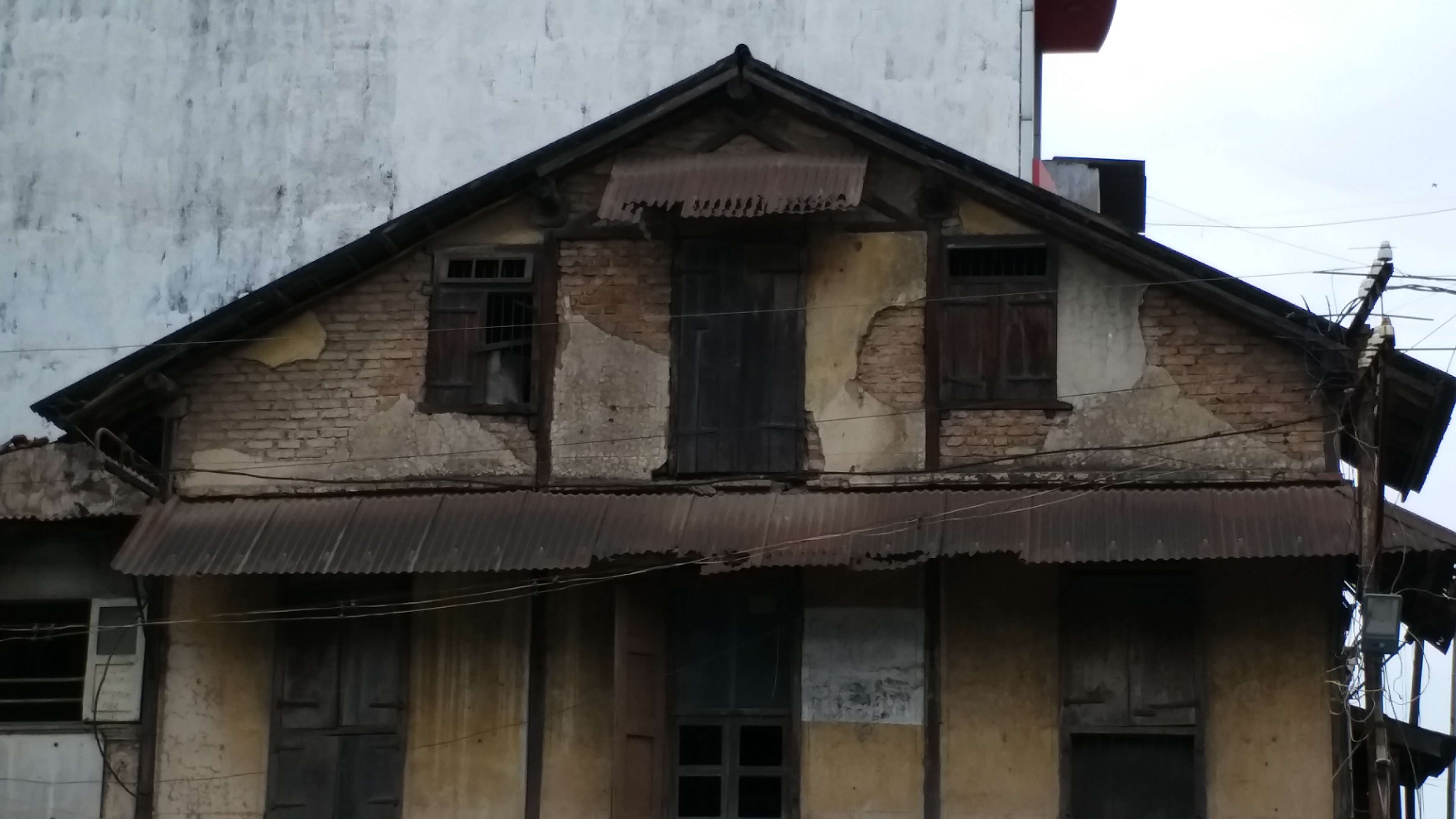 dilapidated buildings in Navsari