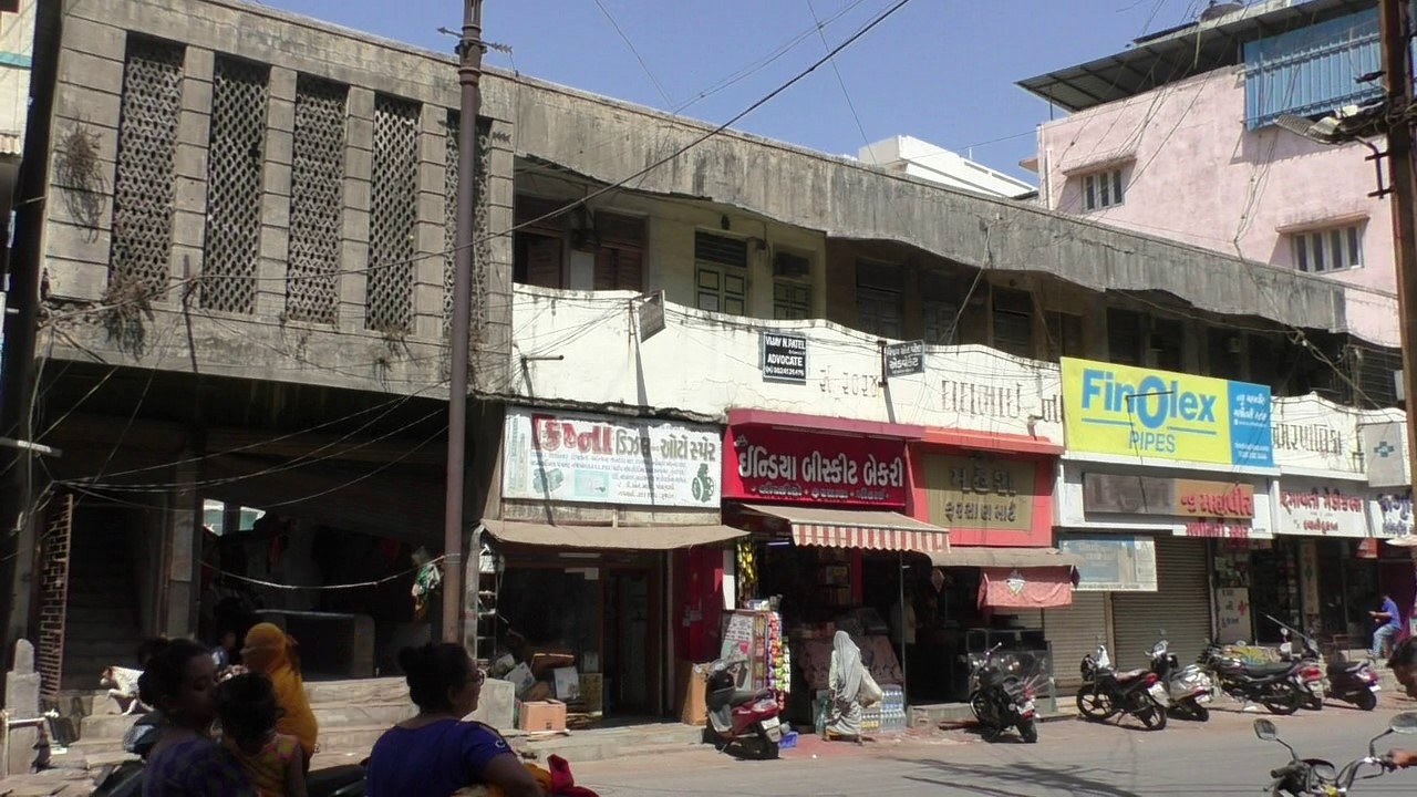 Interruption in the construction of Navsari's 'Dadabhai Navrooji Market',  Shopkeepers opposed