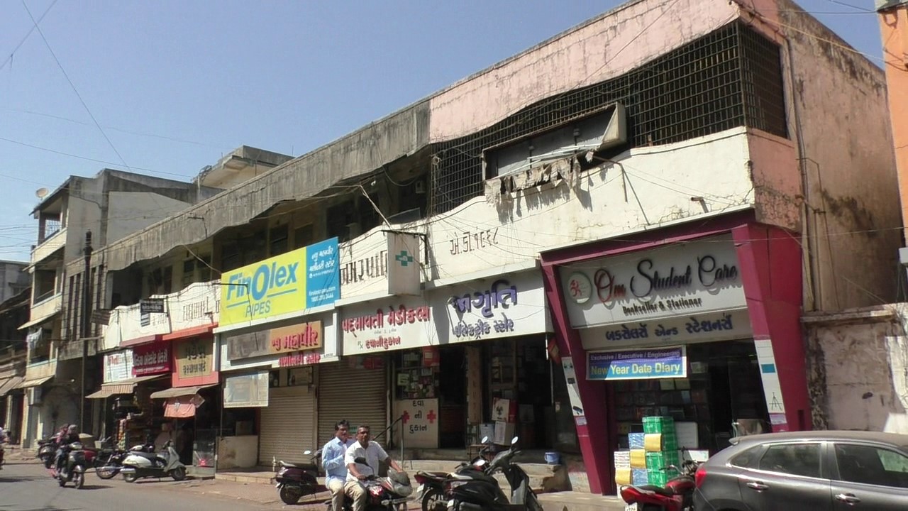 Interruption in the construction of Navsari's 'Dadabhai Navrooji Market',  Shopkeepers opposed