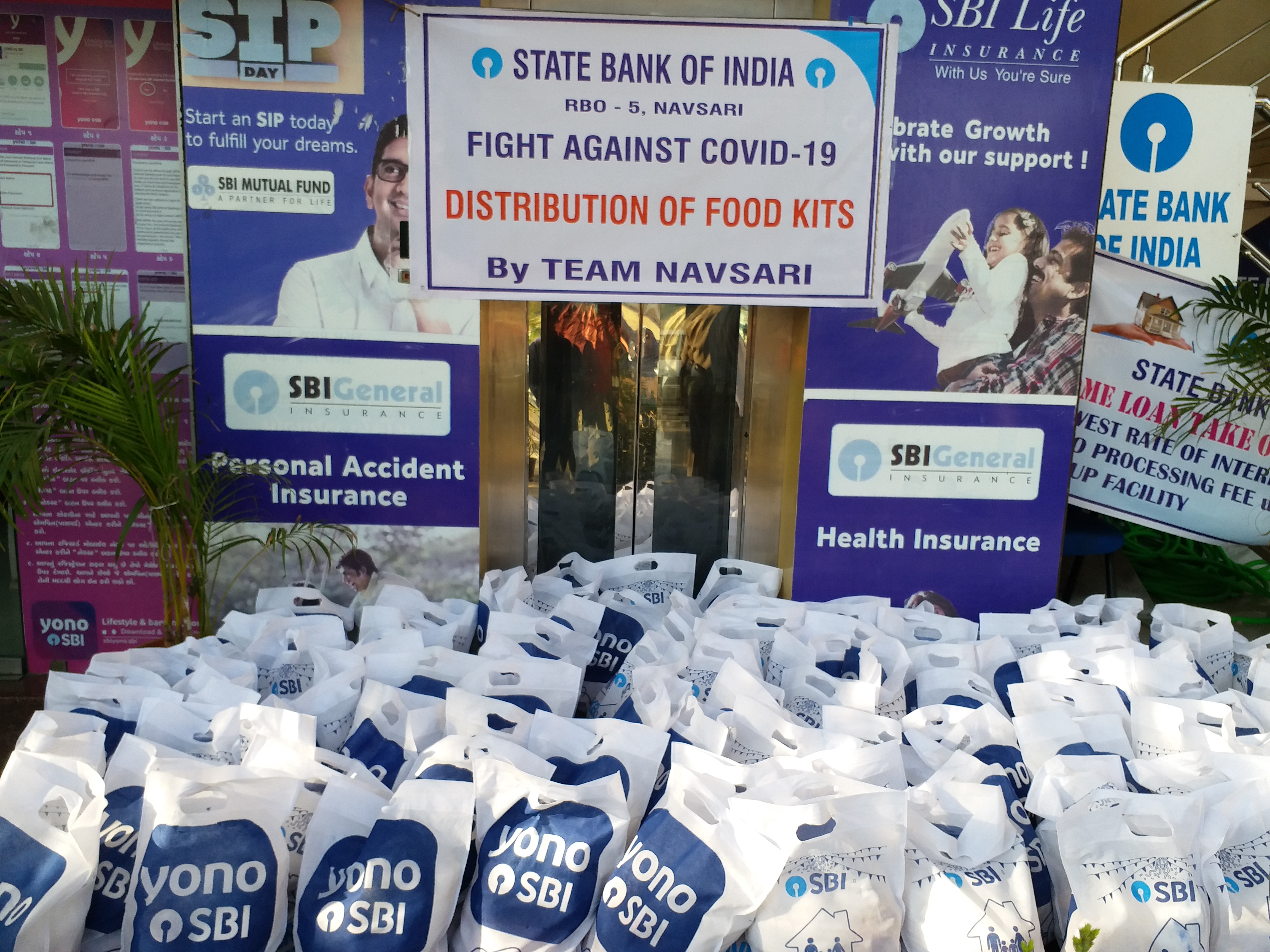 Corona virus and lockdown: Service of Navsari SBI employees, Distribution of 250 ration kits