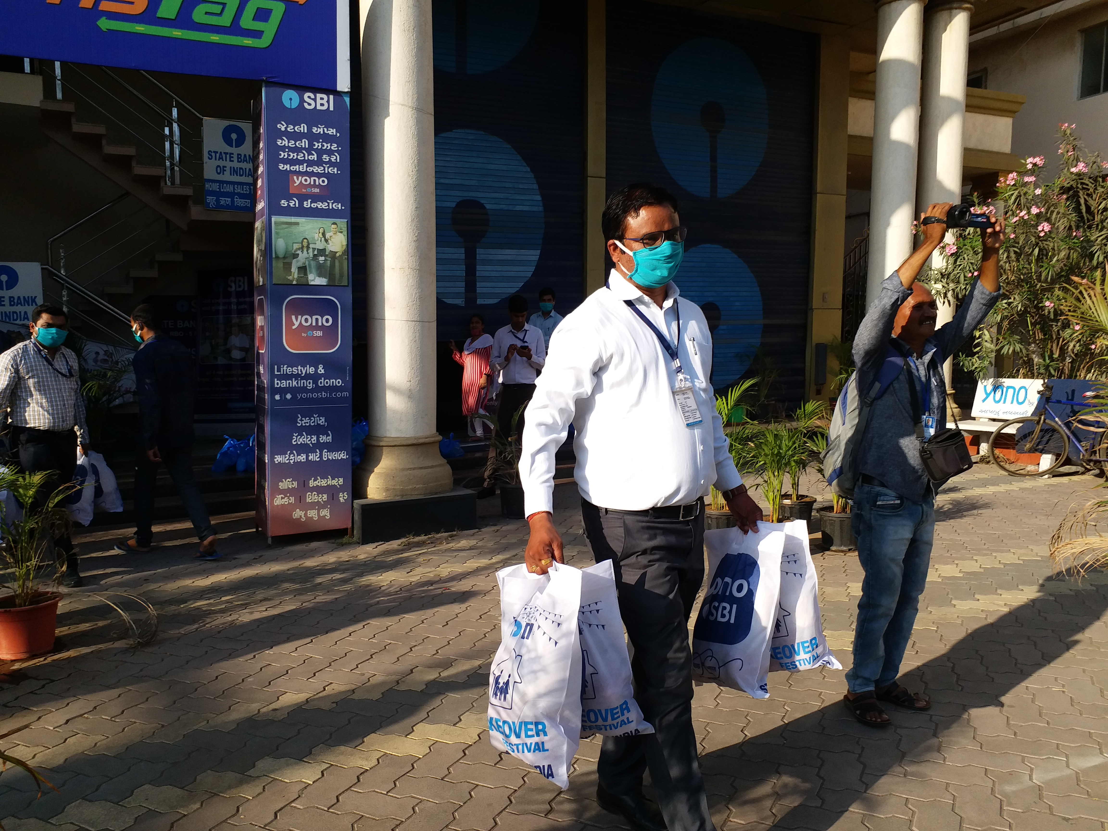 Corona virus and lockdown: Service of Navsari SBI employees, Distribution of 250 ration kits